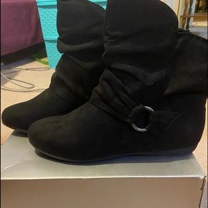 Size 12 wide pull on ankle boot